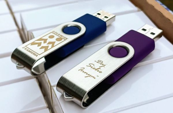 PENDRIVE Z GRAWEREM
