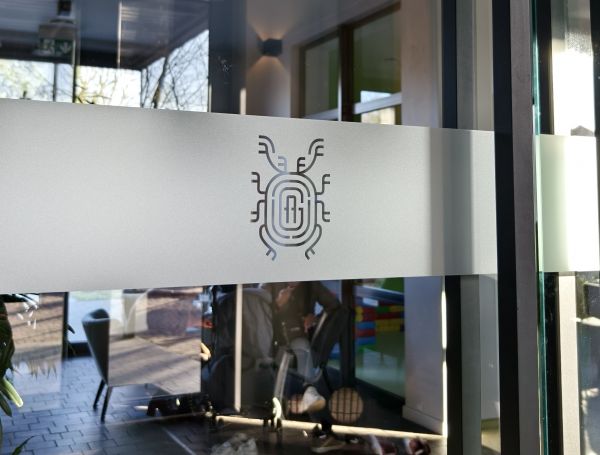 OKLEJENIE WITRYNY LOKALU FOLIĄ OWV